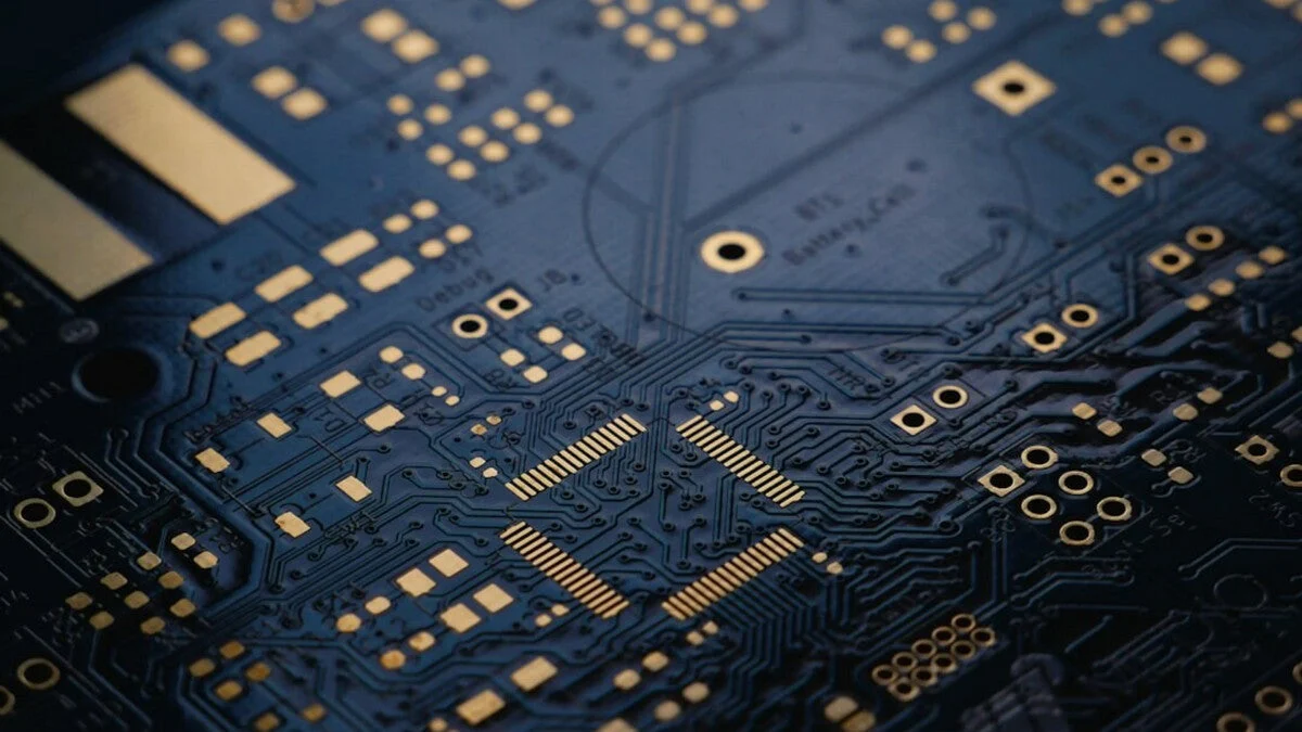 Profesyonel berber hassasiyeti ve uyarlanabilir motor kontrolü için tasarlanmış, AI saç kesme makineleri için akıllı PCB ve işlemci.